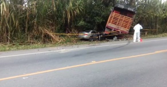 Accidente automovil y camion