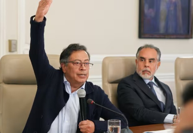 Petro Renuncias