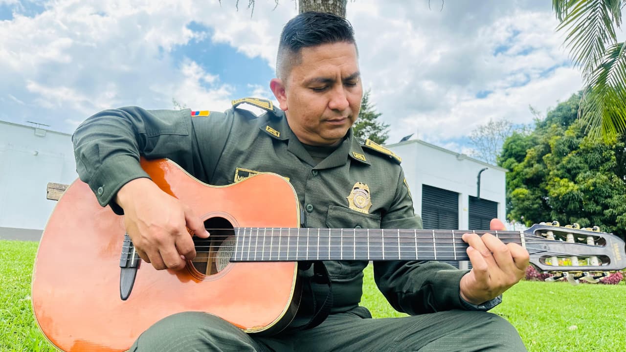 Policia cantante